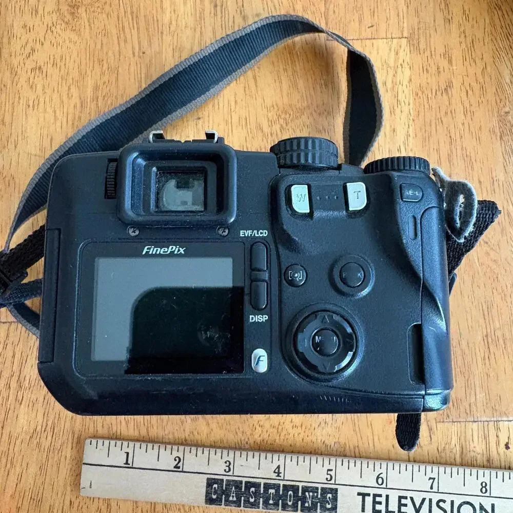 Fujifilm FinePix S7000 Digital Camera 19X Zoom CF XD Cards For Parts Repair